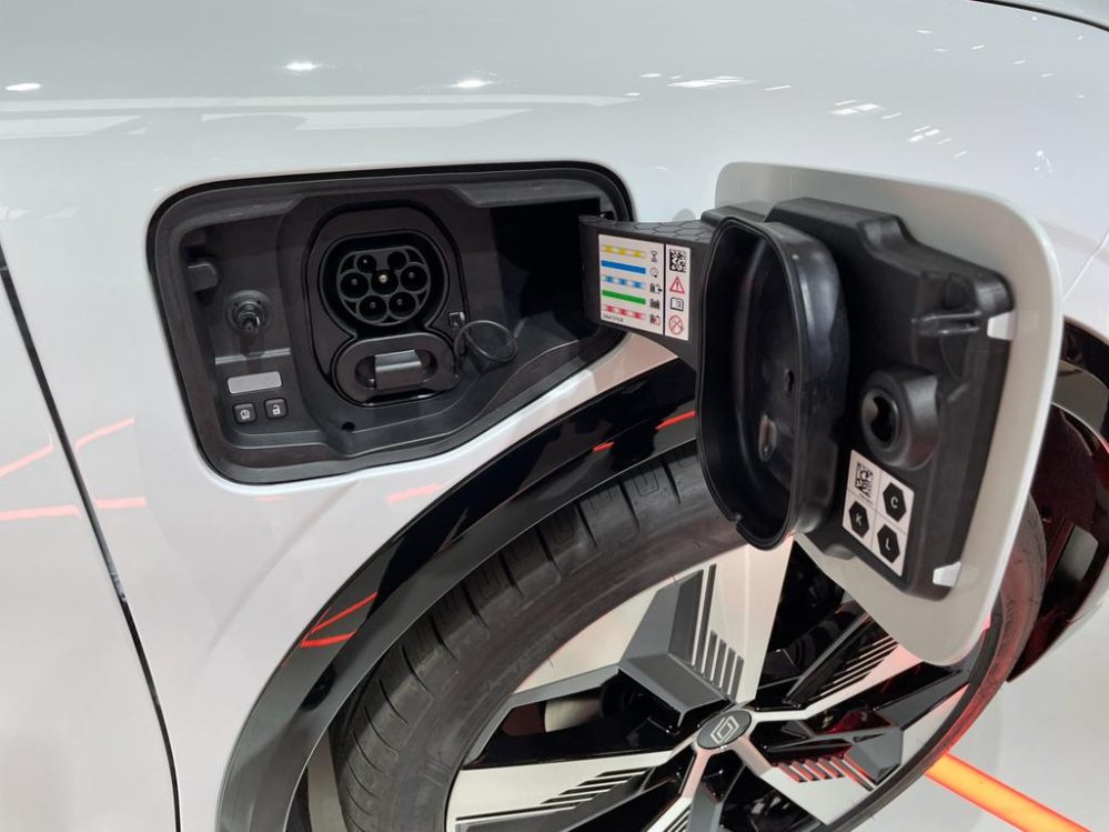 Megane E-Tech 100% elektrisch 2023 Paket Equilibre EV40 130hp boost charge 40 kWh / 130 PS, AC22 / DC85 inkl. Bafa, Haustürlieferung und Zulassung